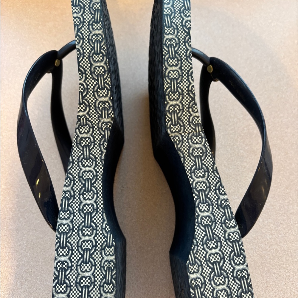EUC Tory Burch Blue & White Geometric Patterned Wedge Slip On Flip Flop Sandals - Picture 5 of 6